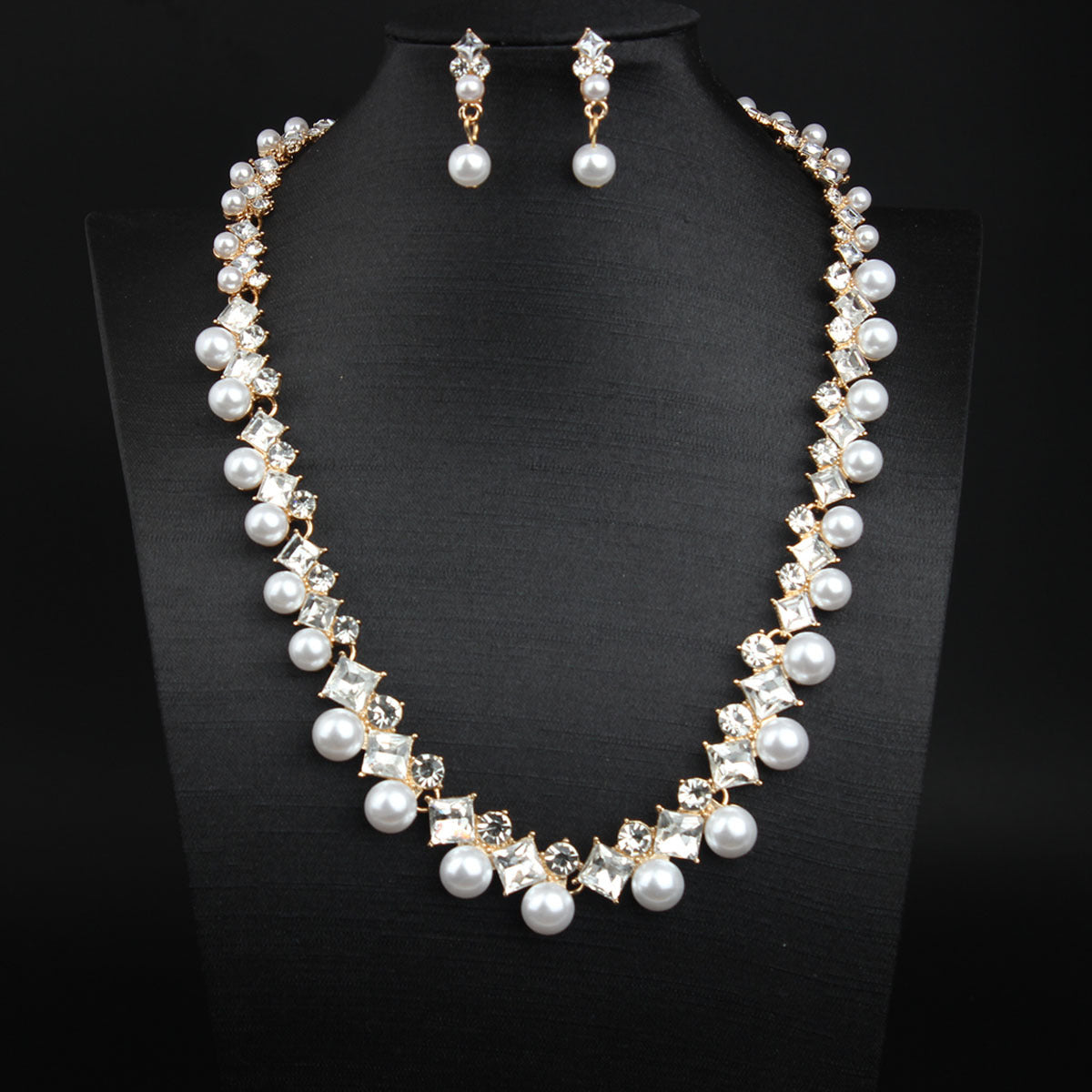 Chic Stoned Pearl Necklace&Earrings