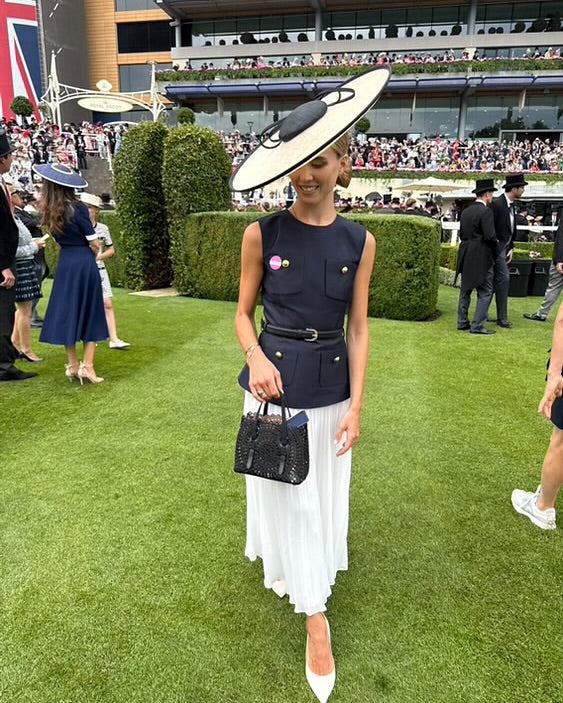 Large natural picture hat with black edge and twist