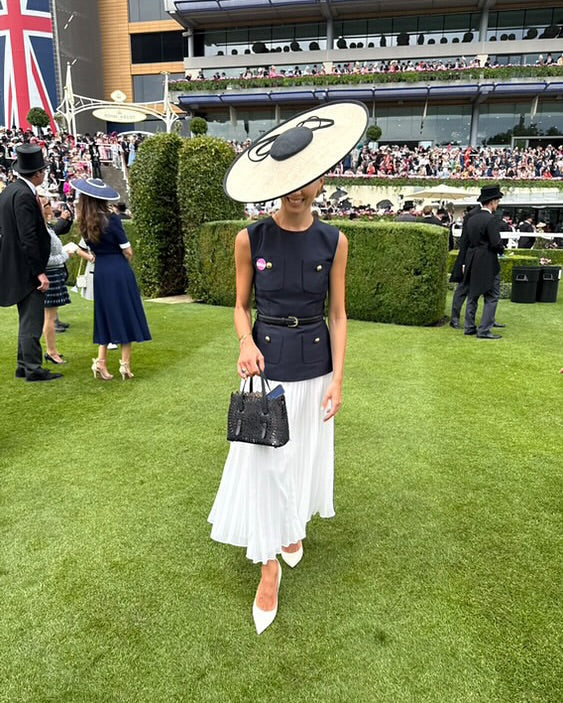 Large natural picture hat with black edge and twist