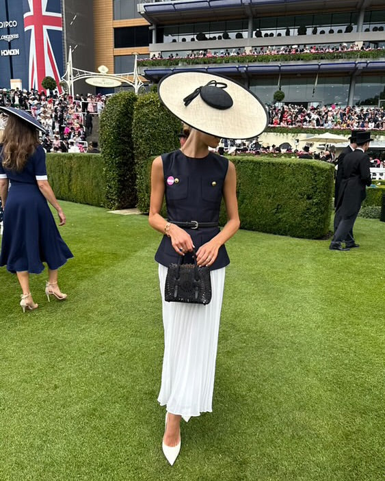 Large natural picture hat with black edge and twist